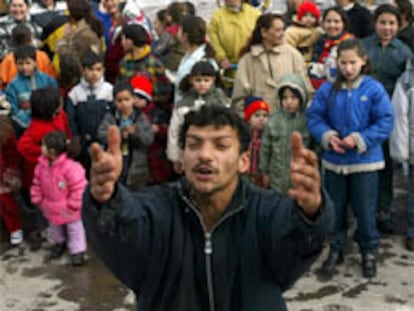 Protesta de gitanos en febrero de 2003 contra el Gobierno de Bratislava en un pueblo de Eslovaquia.