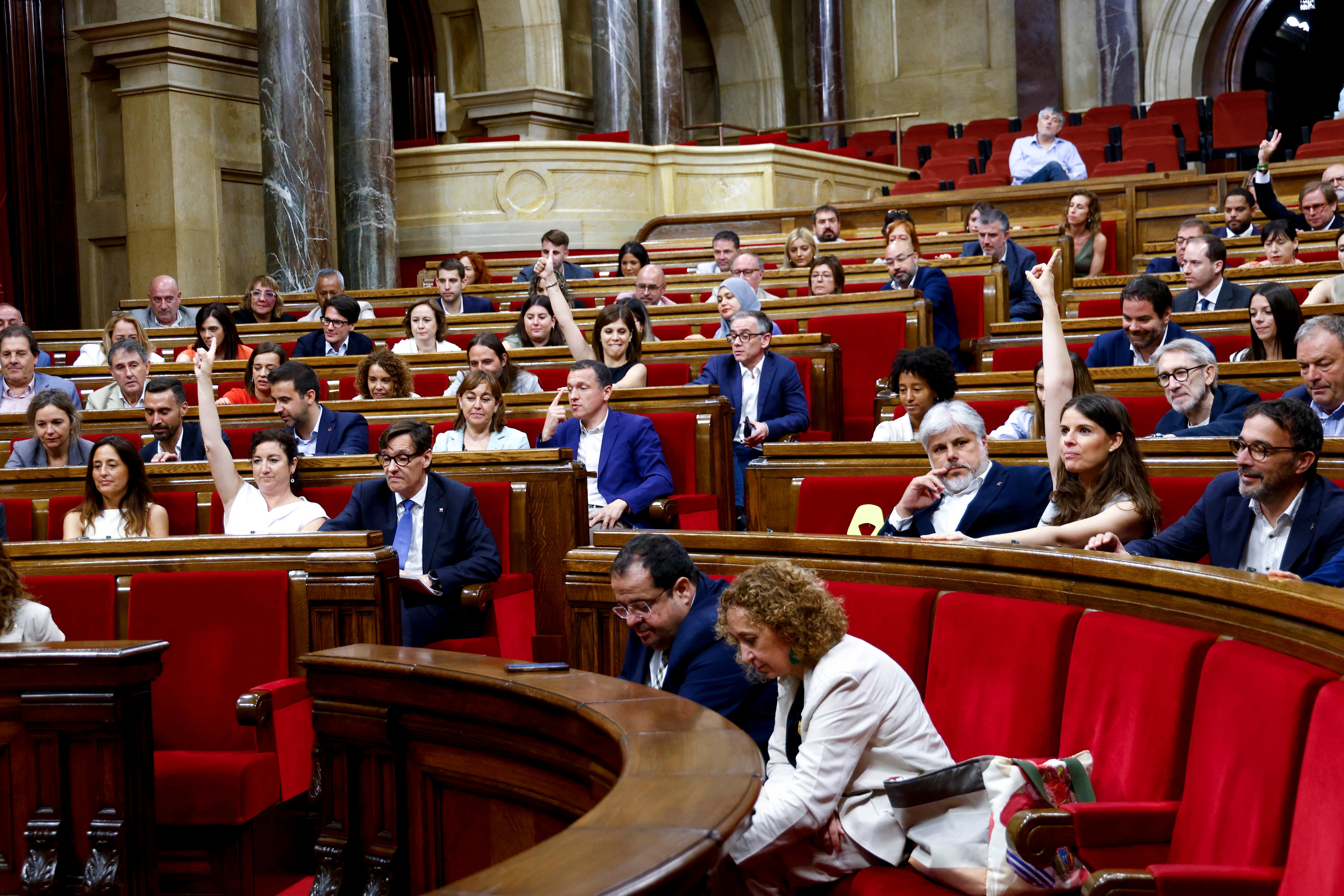 El Parlament aprueba un nuevo reglamento que permite el voto a distancia de Puigdemont 