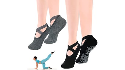 Calcetines de yoga sobre fondo blanco.