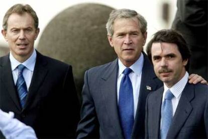 Tony Blair, George W. Bush y José María Aznar, en la cumbre de las Azores, el 16 de marzo de 2003.
