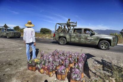 Soldados vigilan una entrada a Apatzingán.