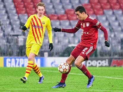 Musiala controla el balón ante De Jong durante el Bayern-Barcelona de la temporada pasada.