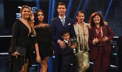 Cristiano Ronaldo, con su novia, Georgina Rodríguez; su madre Dolores Aveiro (a la derecha), su hijo mayor y dos de sus hermanas, en Zúrich en 2017.