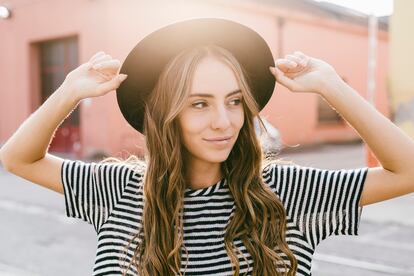 Chica con sombrero cabello no frizz