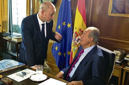 El rey Juan Carlos conversa en su despacho con el cineasta Miguel Courtois.