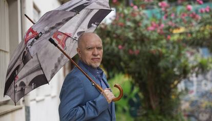 El escritor y periodista argentino, Jorge Fernández Díaz, en el barrio de Palermo de la Ciudad de Buenos Aires.