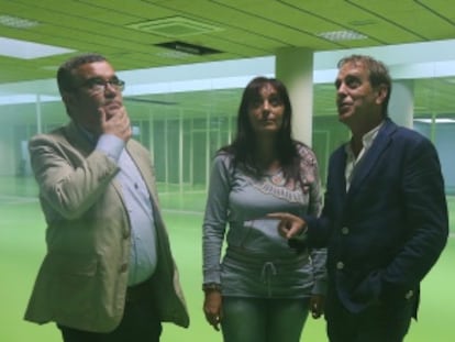 El alcalde de Arganda del Rey, Guillermo Hita (PSOE), en la zona sin uso descubierta en la planta inferior del polideportivo junto a los concejales Alicia Amieba y Jorge Canto, ambos de IU.