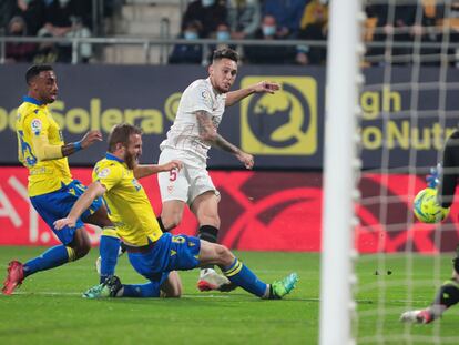 Ocampos dispara para hacer el gol del triunfo del Sevilla.