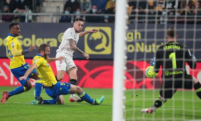 Ocampos dispara para hacer el gol del triunfo del Sevilla