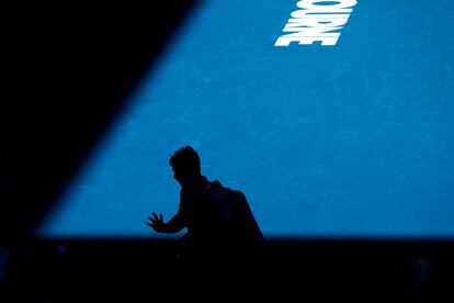Wawrinka se retira de la pista tras perder contra Fucsovics.