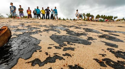 Un grupo de trabajo participa en las acciones de limpieza del petróleo en la Costa dos Corais. 