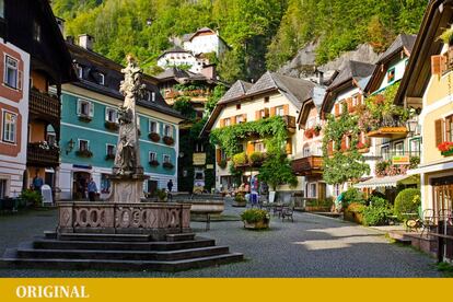 El tráfico no está permitido en Hallstatt, pueblo de los Alpes austriacos junto al lago homónimo, considerado uno de los más bonitos del mundo. Guarda un singular osario, con más de 1.000 cráneos pintados a mano.