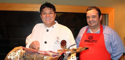 Seiji Yamamoto corta jamón ibérico, en su restaurante Nihonryori RyuGin, con José Gómez, dueño de Joselito.