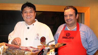 Seiji Yamamoto corta jamón ibérico, en su restaurante Nihonryori RyuGin, con José Gómez, dueño de Joselito.