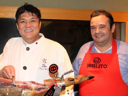 Seiji Yamamoto corta jamón ibérico, en su restaurante Nihonryori RyuGin, con José Gómez, dueño de Joselito.