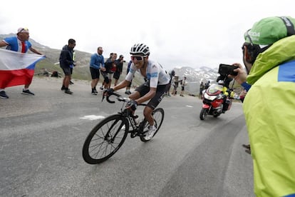 Egan Bernal, al ataque en el Iseran.