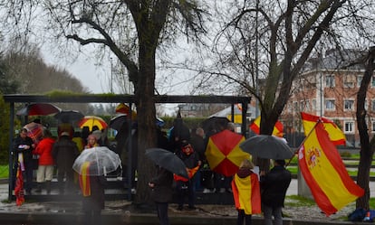 Un grupo de ultraderecha se concentra frente al Palacio de la Moncloa, en Madrid, en el Día Internacional de la Mujer 2025.