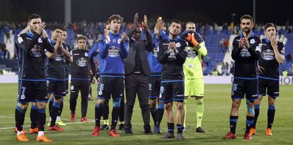 Técnico y jugadores del Deportivo aplauden a sus aficionados tras empatar en casa del Leganés la pasada semana.