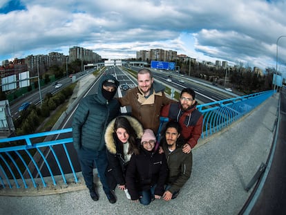 De izquierda a derecha, de pie, los activistas climáticos de Futuro Vegetal 'Anarcomonje', Bilbo Basaterra y Mauricio Misquero; agachados, María Serna, Victoria Domingo y Juan Ricardo. De fondo, la M-30, vía que cortaron en diciembre.