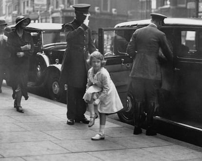 <p>A ver si nadie se da cuenta, debía pensar Elizabeth al estirarse el calcetín tras bajarse del coche en 1933, a los siete años. Pero el fotógrafo John Topham estaba allí para chivarse.</p>