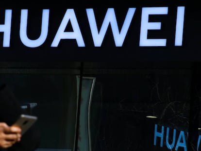 Una mujer, ante una tienda de Huawei en Pekín, el pasado diciembre.