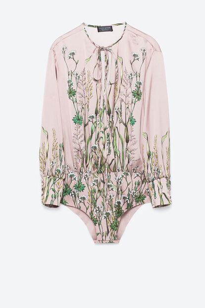 Zara firma este body estampado, perfecto para combinar con unos vaqueros. (25,90 euros)