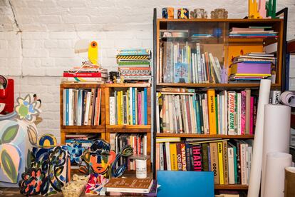 Una estantería llena de libros en el estudio de John Booth.