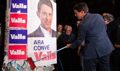 Manuel Valls, durante la pegada de carteles.