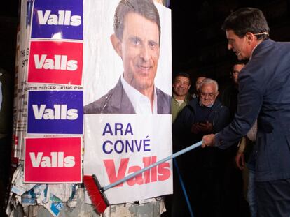 Manuel Valls, durante la pegada de carteles.