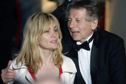 Roman Polanski está apesadumbrado por lo que ha vivido su familia tras su detención en Suiza. Su esposa, la actriz Emmanuelle Seigner, ha contado que el cineasta se ha disculpado en una entrevista a The Sunday Times, en la que reconoce que no han hablado sobre los acontecimientos que desembocaron en la detención: la acusación de violación de una menor de 13 años en 1977. Seigner explica que no ocultó los hechos a sus hijos, de 17 y 11 años: "Nunca les miento. Le dije a mi hijo que la chica era joven y que lo ocurrido estaba prohibido. Su cariño por su padre sigue intacto".