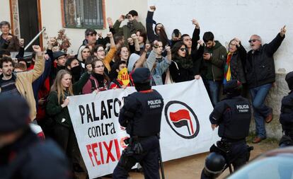 Membres del CDR de Palafolls bloquegen els carrers per evitar la sortida d'una processó.