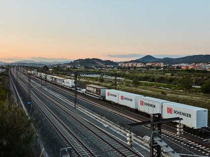 Un tren cargado de remolques de camiones en una autopista ferroviaria.