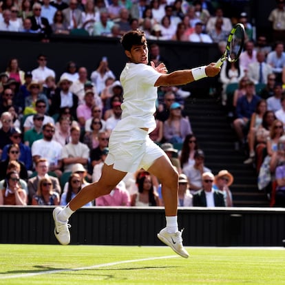 02 July 2025, United Kingdom, London: Spanish tennis player Carlos Alcaraz returns a forehand against UK's Oliver Tarvet during their Men's Singles second round tennis match on day three of the 2025 Wimbledon Championships at the All England Lawn Tennis and Croquet Club. Photo: Mike Egerton/PA Wire/dpa
02/07/2025 ONLY FOR USE IN SPAIN