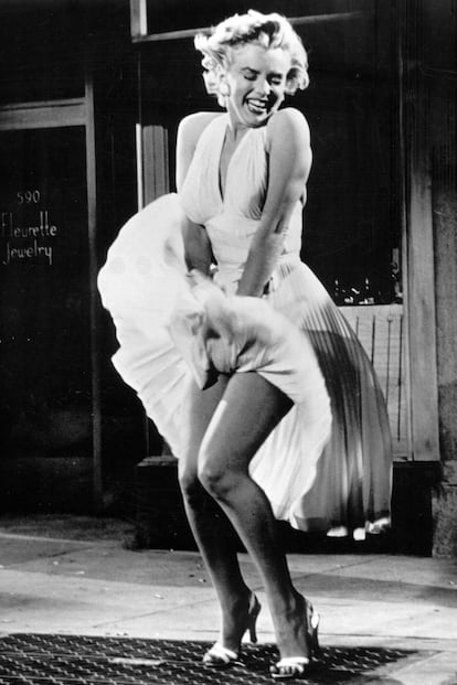 Marilyn Monroe escandalizó a Hollywood con este vestido plisado de cuello halter creado por William Travilla y que se popularizó gracias a la La tentación vive arriba.