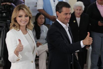 El presidente de México, Enrique Peña Nieto, y su esposa Ángelica Rivera votan en Ciudad de México. Peña Nieto hizo un llamamiento a que los ciudadanos acudan hoy a las urnas para que "se expresen de manera libre a través del ejercicio del voto" durante los comicios de este domingo, y celebró el hecho de que, según los datos del Instituto Nacional Electoral (INE), "la gran mayoría de las casillas se han instalado".