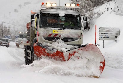 Snowplows at work in Pajares (Asturias).