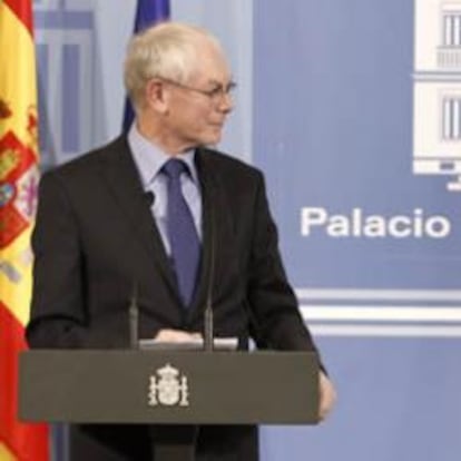 El presidente del Gobierno, Mariano Rajoy, con el presidente del Consejo Europeo, Herman Van Rompuy, durante la comparecencia conjunta ante la prensa tras la reunión que han mantenido este mediodía en el Palacio de La Moncloa.