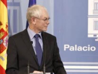 El presidente del Gobierno, Mariano Rajoy, con el presidente del Consejo Europeo, Herman Van Rompuy, durante la comparecencia conjunta ante la prensa tras la reunión que han mantenido este mediodía en el Palacio de La Moncloa.