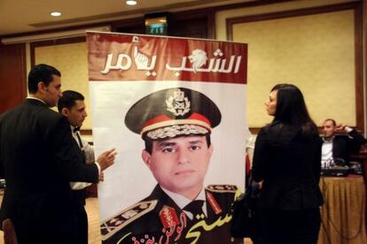 Seguidores de Al Sisi este s&aacute;bado con un cartel del general.