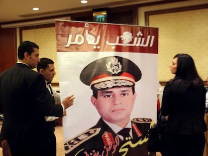 Seguidores de Al Sisi com um cartaz do general.