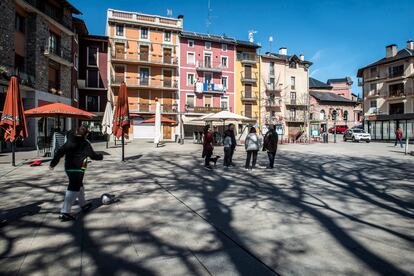 En la prácticamente vacía Plaza de Santa Maria de Puigcerdà, centro neurálgico del municipio, un grupo de vecinos comenta la incomprensible llegada masiva de propietarios de segundas residencias .