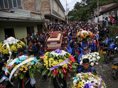 Personas cargan el ataúd del líder indígena Wilson Bomba, en El Cauca, en marzo de 2023.