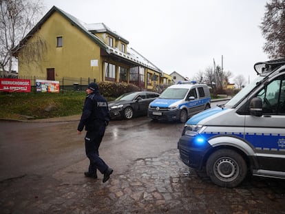 Un control policial impedía el acceso de los no residentes a Przewodów, el jueves.