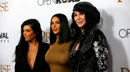 De izquierda a derecha: Kourtney y Kim Kardashian y Cher, el pasado abril en el estreno de la película 'The Promise' en Los Ángeles.