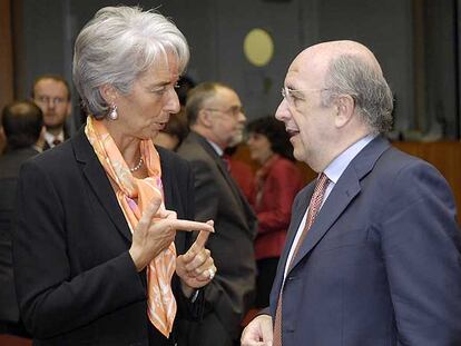 La ministra francesa de Economía, Christine Lagarde, habla con el comisario Joaquín Almunia en Bruselas.