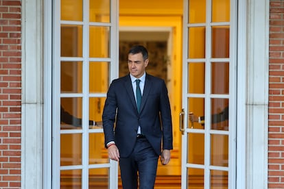 El presidente del Gobierno, Pedro Sánchez, sale del Palacio de la Moncloa este jueves para recibir a Fernando Clavijo, presidente canario.