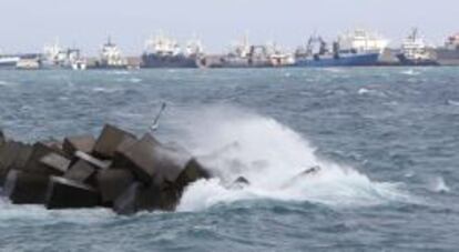 Barcos amarrados mientras las olas rompen con fuerza contra las piedras de la Avenida Marítima de Las Palmas de Gran Canaria, donde ya se empieza a notar los efectos del temporal de viento y lluvia.