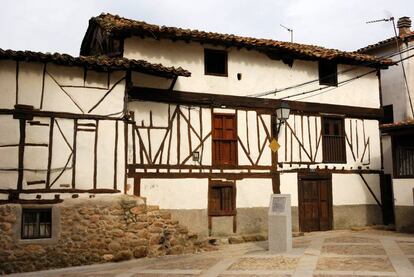 Construcción típica de entremado de madera rellena de adobe, ladrillo o mampostería; en este caso, en Cabezuela del Valle, en el Valle del Jerte (Extremadura). |