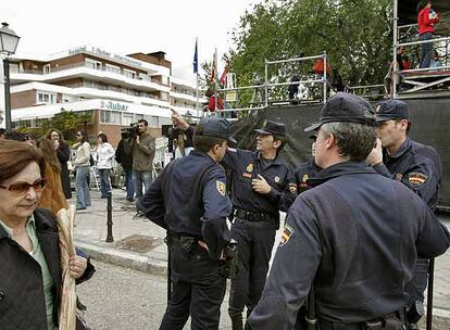 Además de periodistas, agentes de Policía hacen guardia en la clínica donde permanece ingresada la Princesa de Asturias.