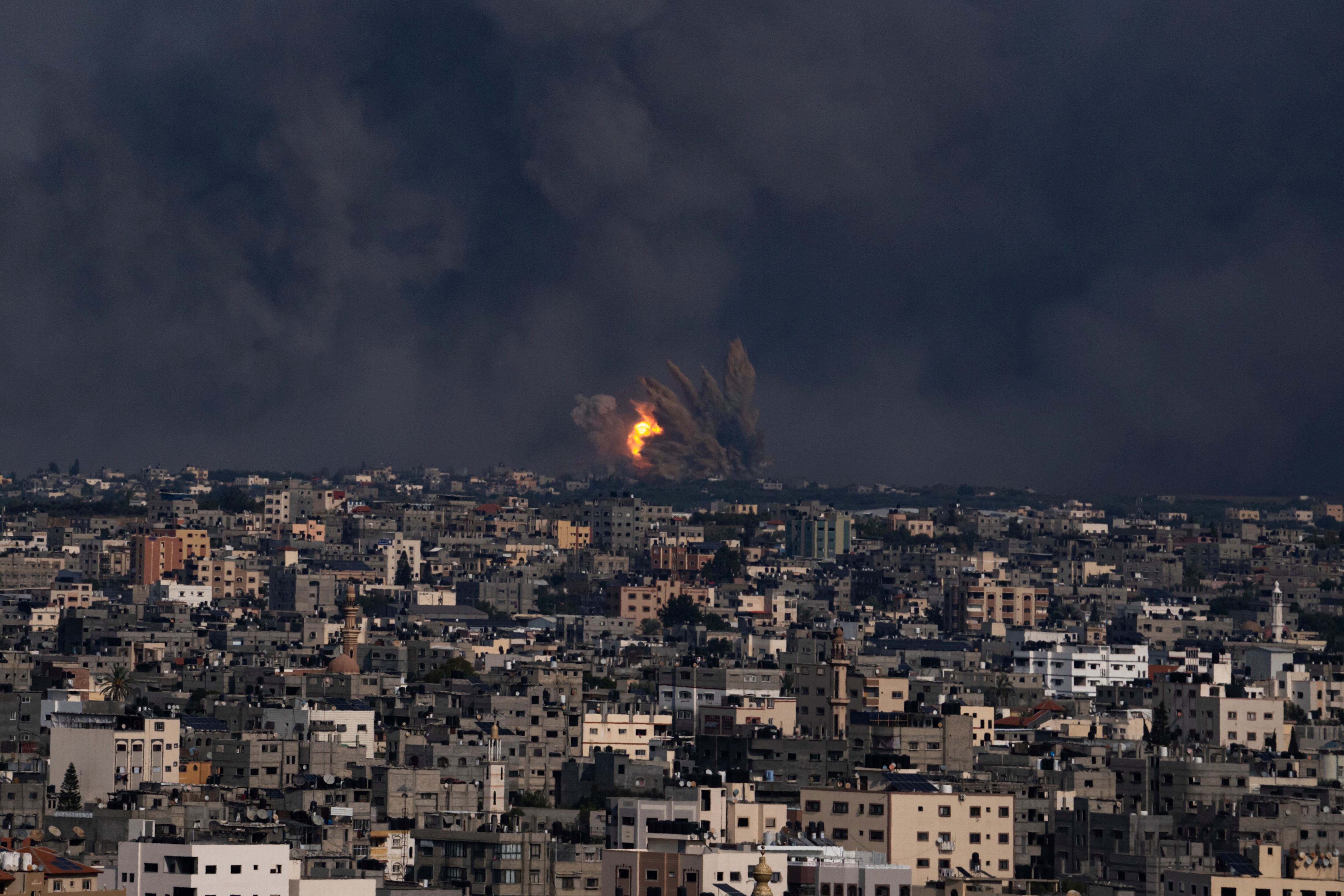 El fuego y el humo se elevan tras un ataque aéreo israelí en la ciudad de Gaza, este domingo.